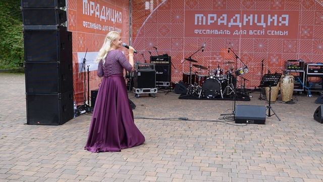 Ольга Терентьева исполняет думку Параси Мусоргского. Московская область, Захарово, 24.08