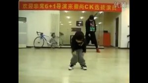 Хип хоп, пяти летний мальчик зажигает хип хопом