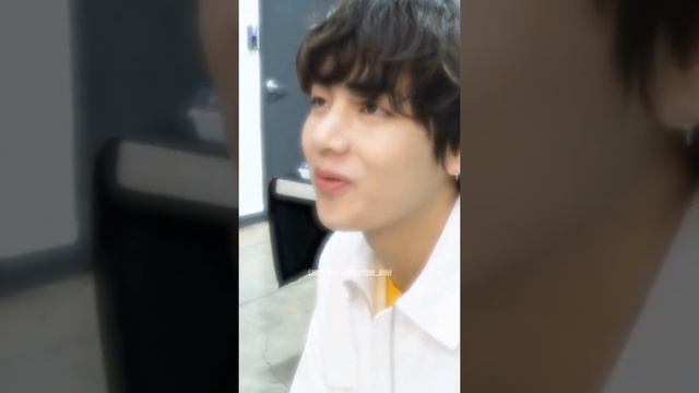 Чонгук снимает Тэхёна, и потом так ярко улыбается, мило сморщив нос?? смотреть онлайн