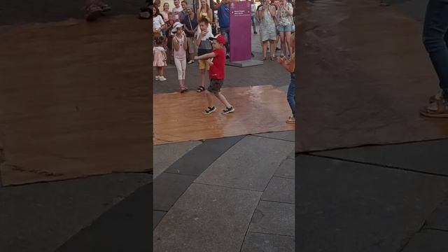 Коля танцует брейк на невском( школа у Мигеля) смотреть онлайн