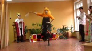 Во саду ли, в огороде... Белка песни не поёт, но классно пляшет!