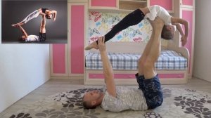 Гимнастика челлендж. Варя и Папа повторяют гимнастические позы.