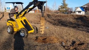 Мини погрузчик Maker P450 - работа с ямобуром. Гидробур в работе.