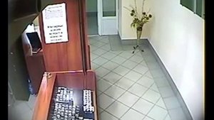 Покупатель в ювелирном магазине