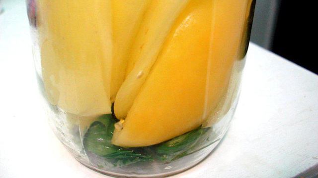 Перец маринованный сельдереем и чесноком