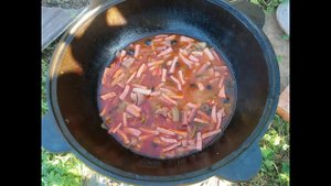 готовлю солянку в казане на костре