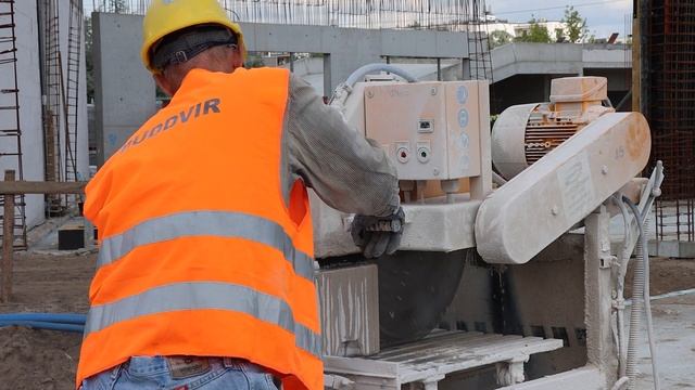 Стройка в Польше. Каменная кладка школы.