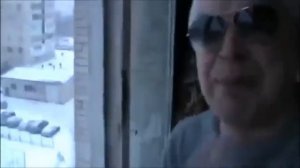 Мужик сошел с ума. Орет с балкона.
