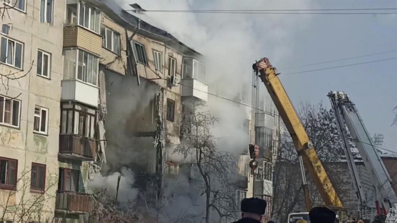 На месте взрыва и обрушения жилого дома в Новосибирске продолжается спасательная операция