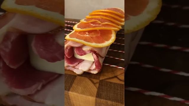Мясной рулет с сыром.