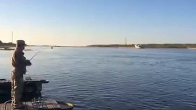 Бершик. Рыбака с причала базы "Верхнелебяжье fish resort". смотреть онлайн