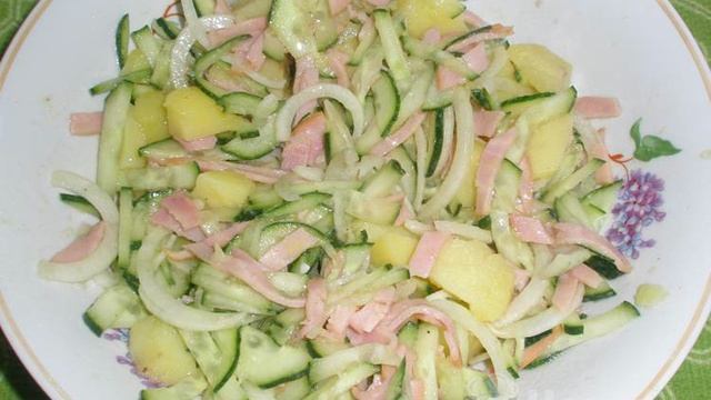 Салат из картошки, ветчины и свежего огурца в острой заправке