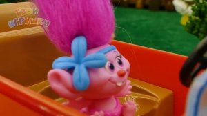 Тролль Розочка на машине едет в парк развлечений