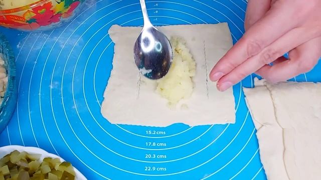 Восхитительные слойки лодочки с курицей, картофелем и солёными огурчиками!