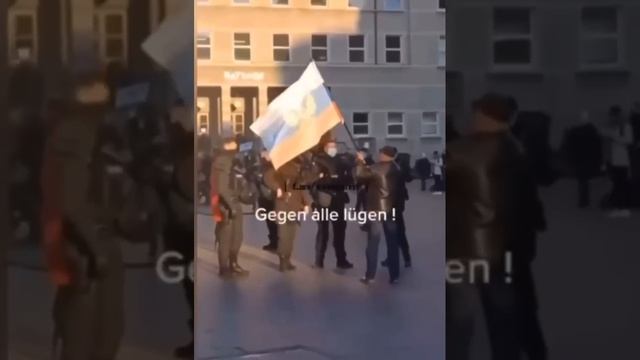 В Германии полиция защитила пожилого мужчину, развернувшего флаг России на проукраинском митинге.