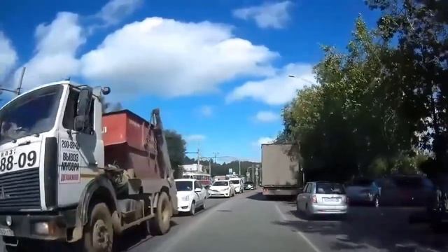 Мужчина едва не попал под грузовик на улице Титова в Екатеринбурге смотреть онлайн