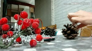 Гирлянда новогодняя из шишек. Гирлянда из природных материалов.