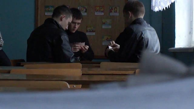 11-классники играют в карты. смотреть онлайн