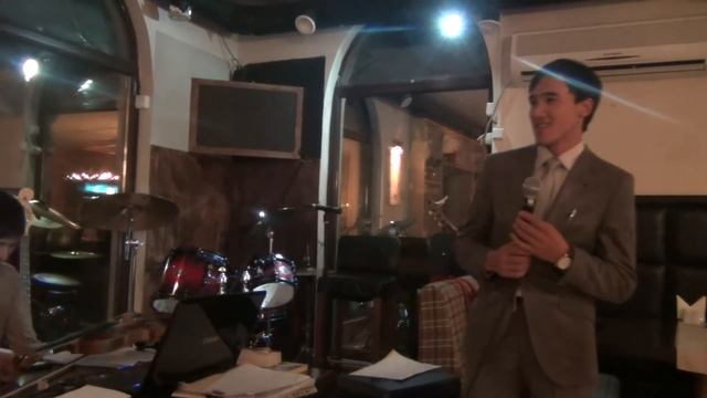 актер Драмтеатра Атырау Амангельды читает свои стихи на казахском