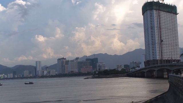 Мост через речку Кай у Моря в Нячанге во Вьетнаме смотреть онлайн