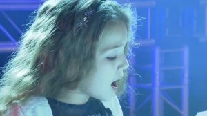 Поёт внучка Шарля Азнавура - Erza Muqoli - Granddaughter of Charles Aznavour.