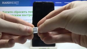 Установка SIM-карты и SD-карты памяти в LG K22 / Как вставить СИМку и флешку в LG K22?