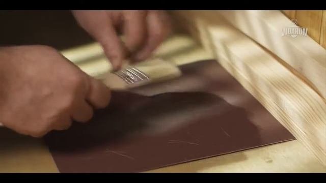 Лакировка дверей защитно декоративным лаком VIDARON