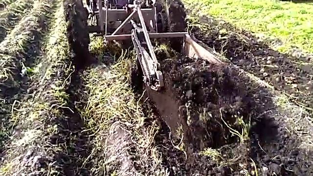 Самодельная картофелекопалка на слишком бльшой скорости