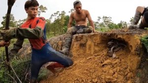 Brave Spider-Man And Pitbull Confront 100 Black Cobras