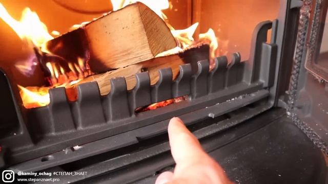 Печь на дачной веранде в интерьере. Пример монтажа Jotul F3 TD с верхним подключением дымохода