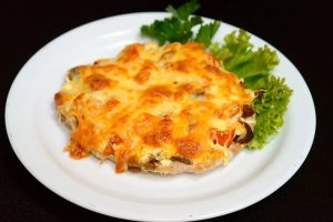 Мясо по-купечески из свинины с грибами, помидорами и сыром.