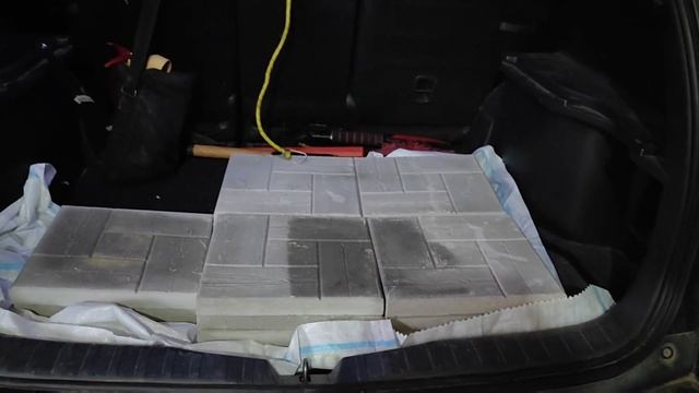 Все труды насмарку -собаки рвут агроткань.Убираем бассейн, выкладываем дорожку из тротуарной плитки