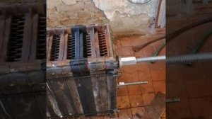 Заменили чугунные секции. Ремонт BAXI SLIM. Стянули шпильками. 220 килограмм отборного чугуна.