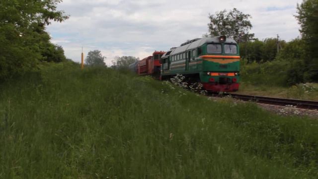 Тепловоз М62-1642 с рабочим поездом(дорожная машина Compel VAC) проезжает мост через реку Котра. смотреть онлайн