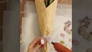 Креативная упаковка цветов в крафт бумагу.