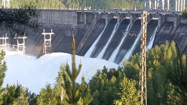 Сброс воды на Красноярской ГЭС 06.06.2021 смотреть онлайн