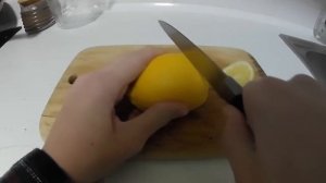 КАК ПРАВИЛЬНО РЕЗАТЬ ЛИМОНЫ))?