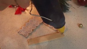 DIY: Новогодняя игрушка на елку -  рождественский домик