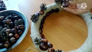 Показ мастер-класса «Новогодний венок» из природного материала: елочных шишек и плодов каштана.