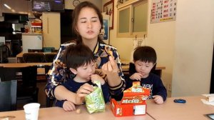 Реакция БЛИЗНЕЦОВ на НЕИЗВЕСТНУЮ ЕДУ.Пробуем КОРЕЙСКУЮ еду. ДЕТСКИЕ вкусняшки и Корейские СНЭКИ.