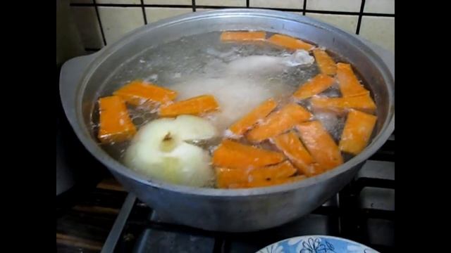 Готовим отварную курицу, куриный бульон и немного деликатесса под рюмочку своего сэмчика смотреть онлайн