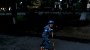 Как научить ребёнка кататься на самокате.  Мастер класс от маленького самокатчика!