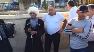 Красивая песню на гормошке и зурнабе