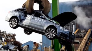 Невероятно опасные сильнейшие экскаваторы раздавили и утилизировали современные роскошные автомобили