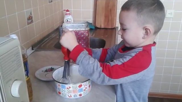 Коля впервые готовит тесто для оладушек ,жарит их и пробует. Kolya fry fritters. tries смотреть онлайн