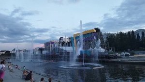 свето-музыкальный фонтан на плотинке Екатеринбурга