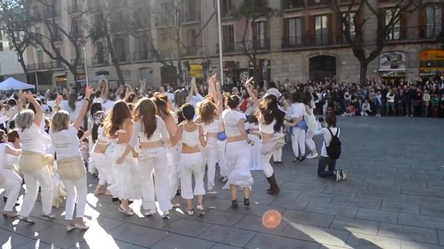 Испания, Барселона, площадь Святого Креста и Святой Евлалии, танцы смотреть онлайн