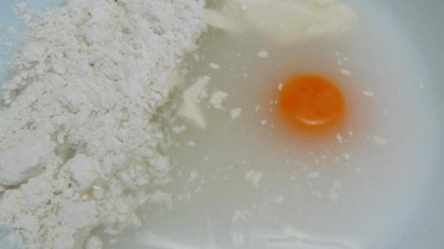 Блинчики с сыром и соленым тунцом