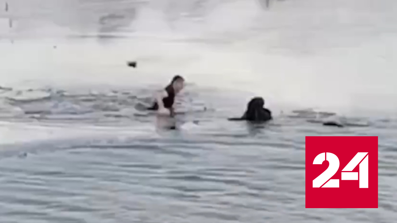 Момент спасения подростка полицейским сняли очевидцы - Россия 24