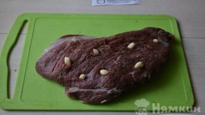 Говядина в горчичном маринаде с чесноком запеченная в рукаве в духовке